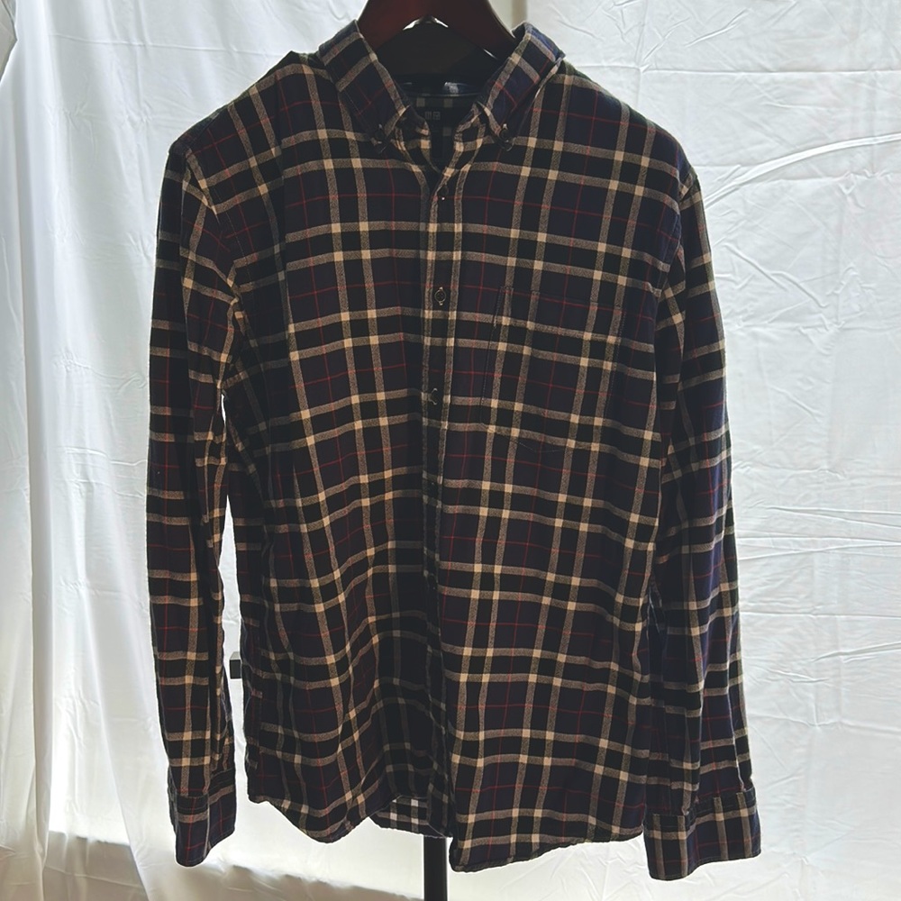 Men’s L Uniclo button down in blue & white plaid with thin red accent.